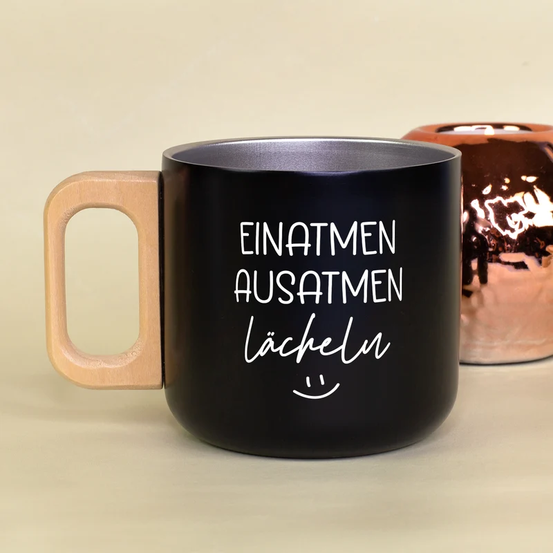 Edelstahl Tasse mit Holzgriff 'Einatmen Ausatmen Lächeln' | Doppelwandiger Becher als witziges Geschenk