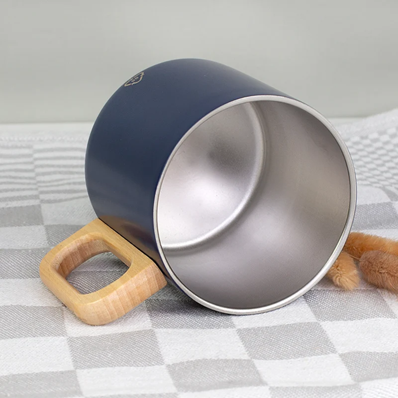 Edelstahl Tasse mit Holzgriff 'Einatmen Ausatmen Lächeln' | Doppelwandiger Becher als witziges Geschenk