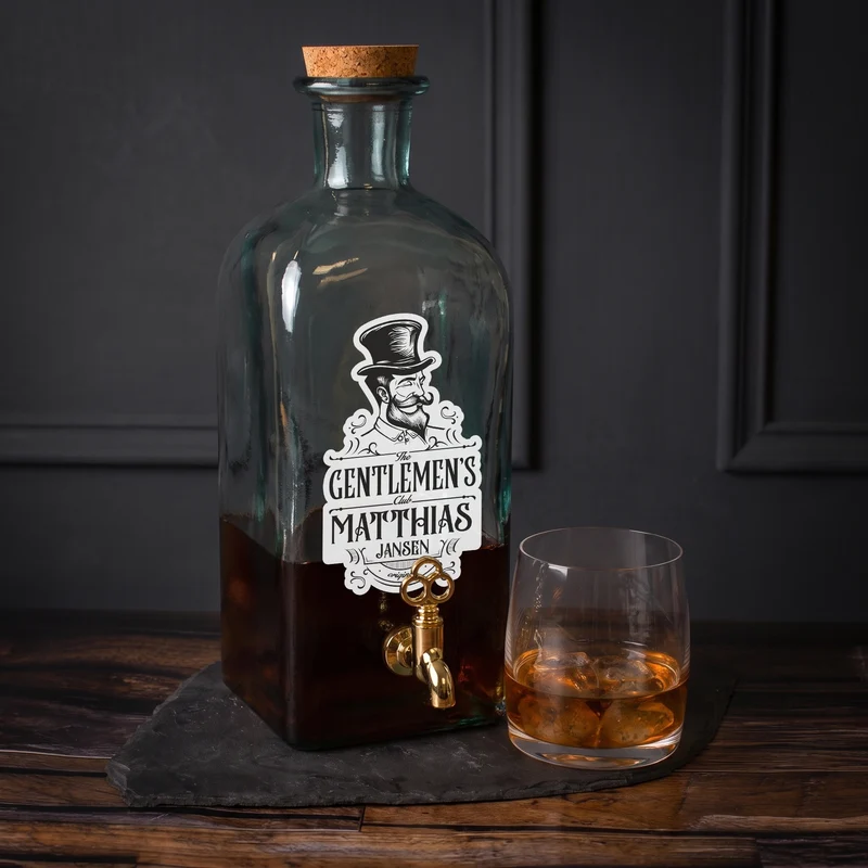 Glas Getränkespender 'Gentlemens Club' mit Name personalisiert | 2L Spender für Whisky & Spirituosen
