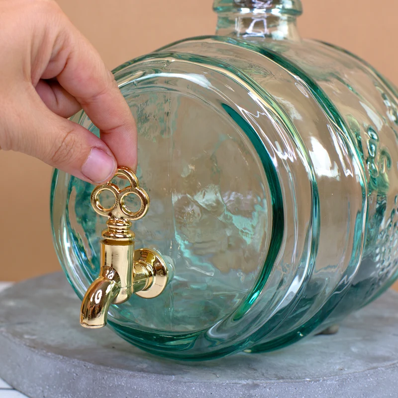 Handgefertigtes Weinfass aus recyceltem Glas mit Initiale & Name | Geschenk für Wein Liebhaber