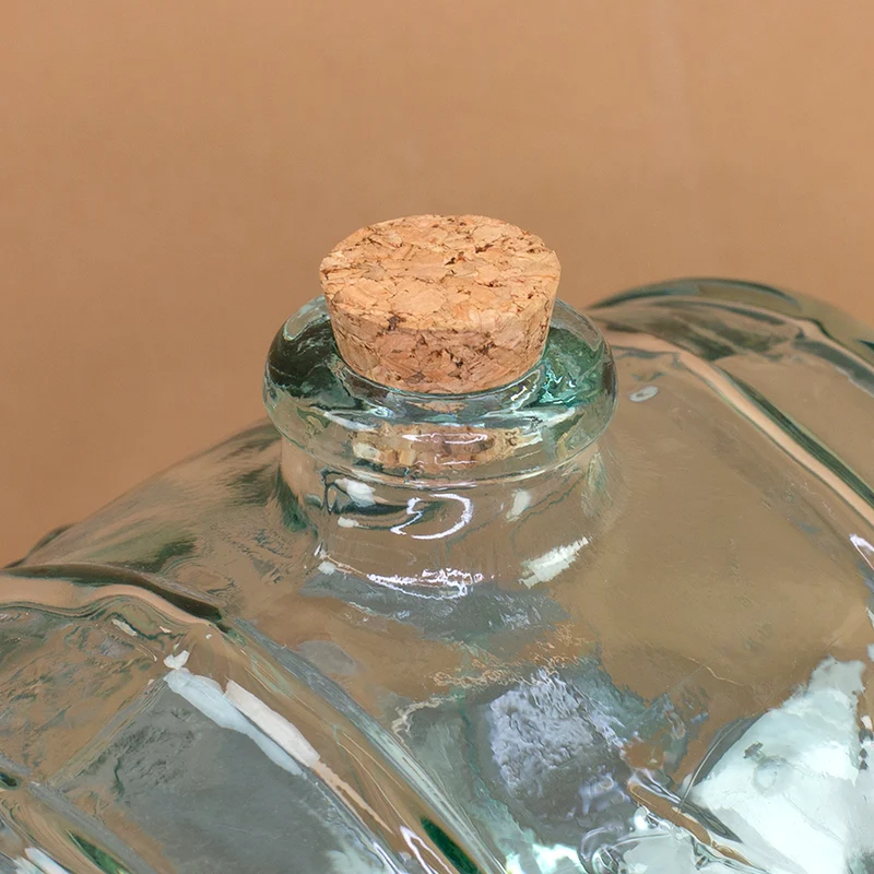 Handgefertigtes Weinfass aus recyceltem Glas mit Initiale & Name | Geschenk für Wein Liebhaber