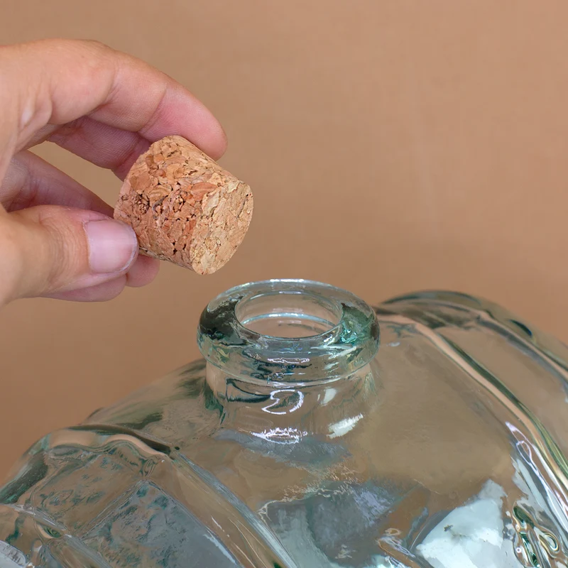 Handgefertigtes Weinfass aus recyceltem Glas mit Initiale & Name | Geschenk für Wein Liebhaber