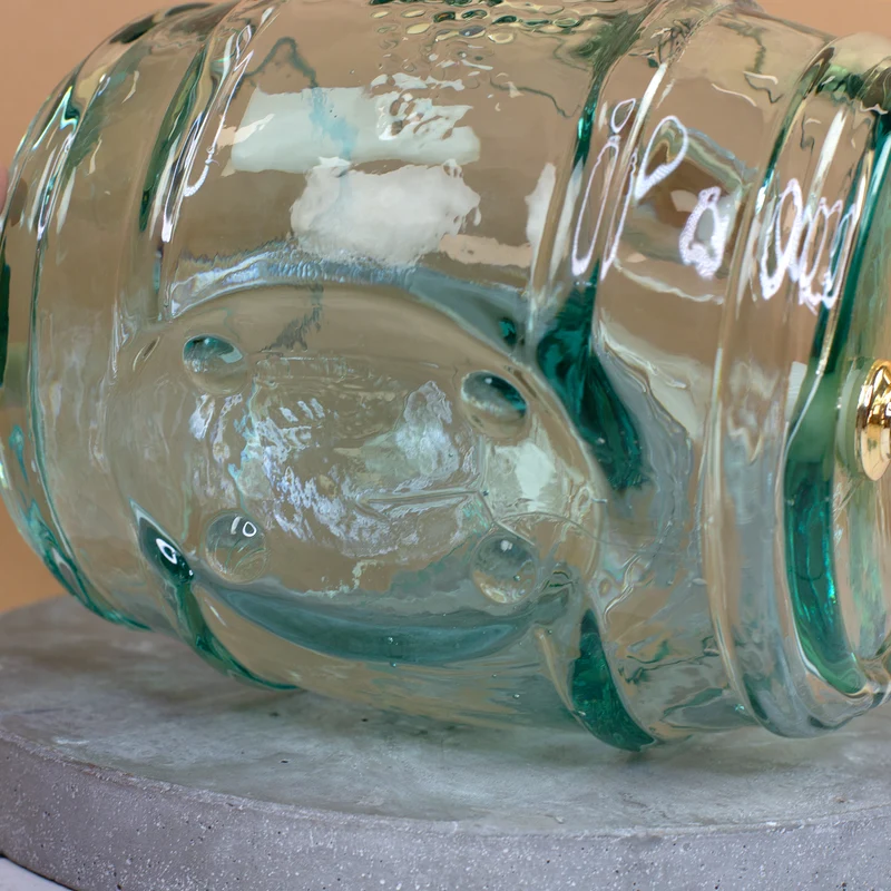 Handgefertigtes Weinfass aus recyceltem Glas mit Initiale & Name | Geschenk für Wein Liebhaber