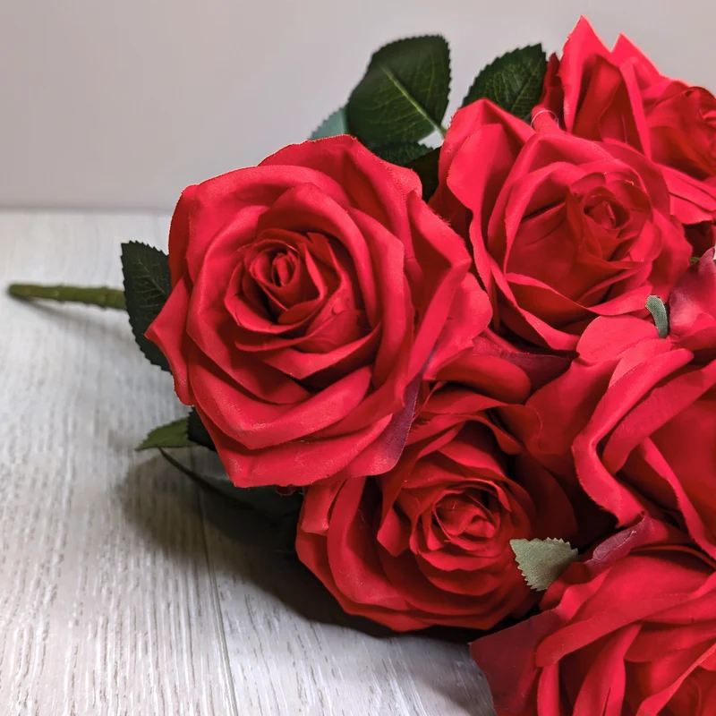 Hochwertiger Kunstblumenstrauß Rosen – Rosa Dijon | Rot | 10 Seidenblumen | 42 cm