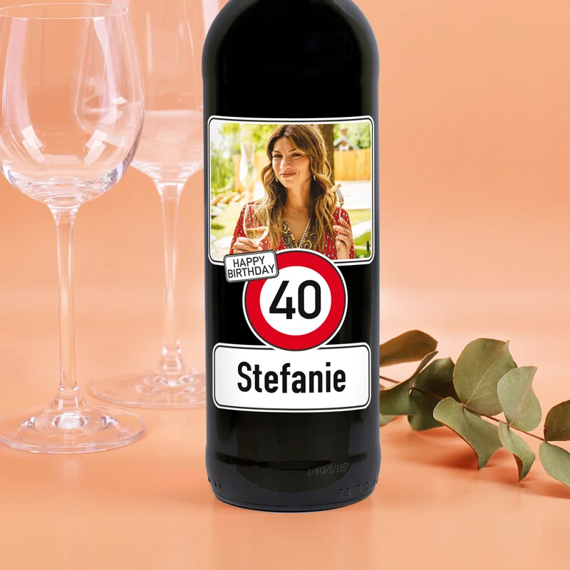 Biorebe Wein zum Geburtstag personalisiert mit Name, Foto & Alter | Verkehrsschild Design