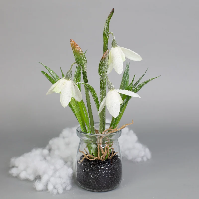 Zarte Schneeglöckchen im Glas mit Schnee und Morgentau | Hochwertige Seidenblumen als Dekoration