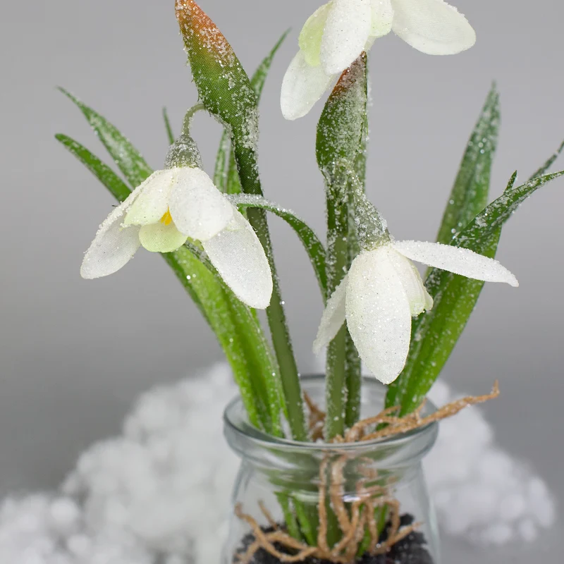 Zarte Schneeglöckchen im Glas mit Schnee und Morgentau | Hochwertige Seidenblumen als Dekoration