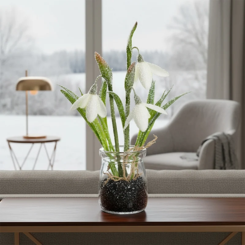 Zarte Schneeglöckchen im Glas mit Schnee und Morgentau | Hochwertige Seidenblumen als Dekoration