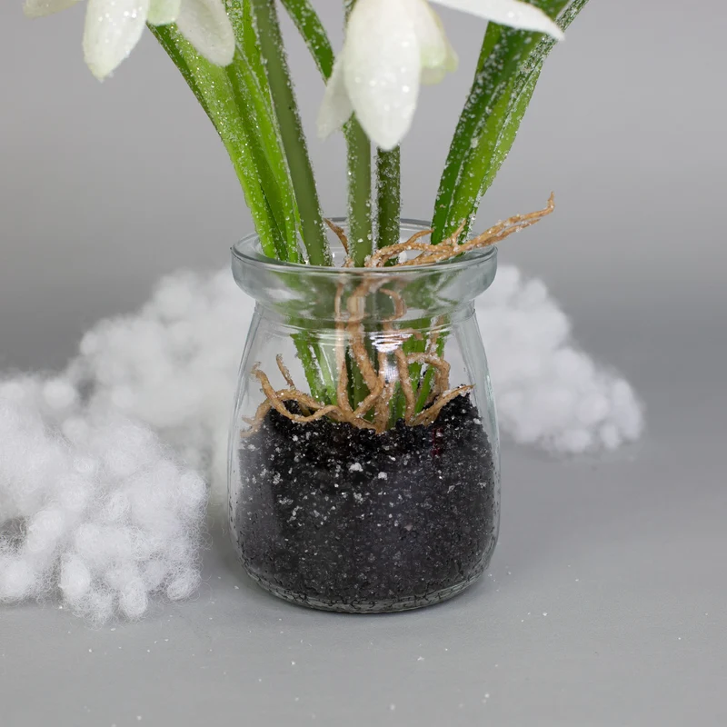 Zarte Schneeglöckchen im Glas mit Schnee und Morgentau | Hochwertige Seidenblumen als Dekoration