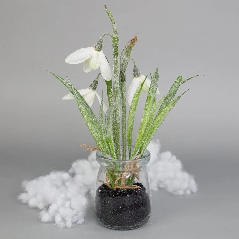 Zarte Schneeglöckchen im Glas mit Schnee und Morgentau | Hochwertige Seidenblumen als Dekoration