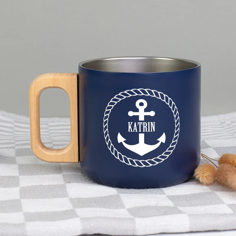 Edelstahl Tasse mit Anker & Name personalisiert | Maritimer Becher mit Holzgriff in Marine Blau 400ml