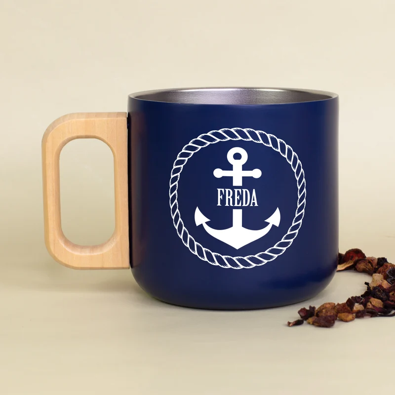 Edelstahl Tasse mit Anker & Name personalisiert | Maritimer Becher mit Holzgriff in Marine Blau 400ml