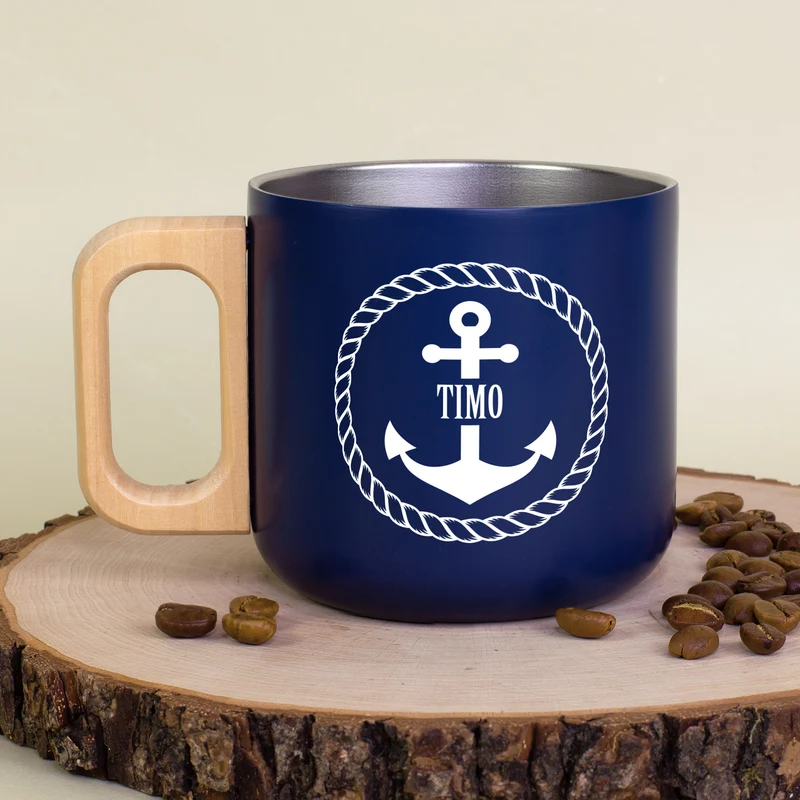 Edelstahl Tasse mit Anker & Name personalisiert | Maritimer Becher mit Holzgriff in Marine Blau 400ml
