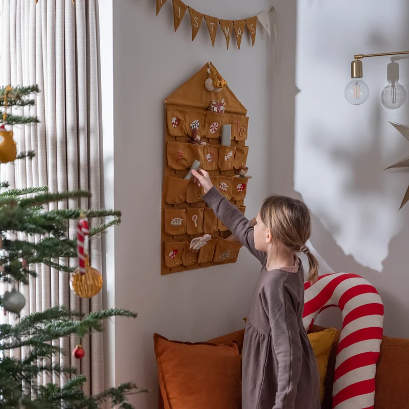 Wand-Adventskalender aus Bio Baumwolle mit Einstecktaschen, gestickte Motive