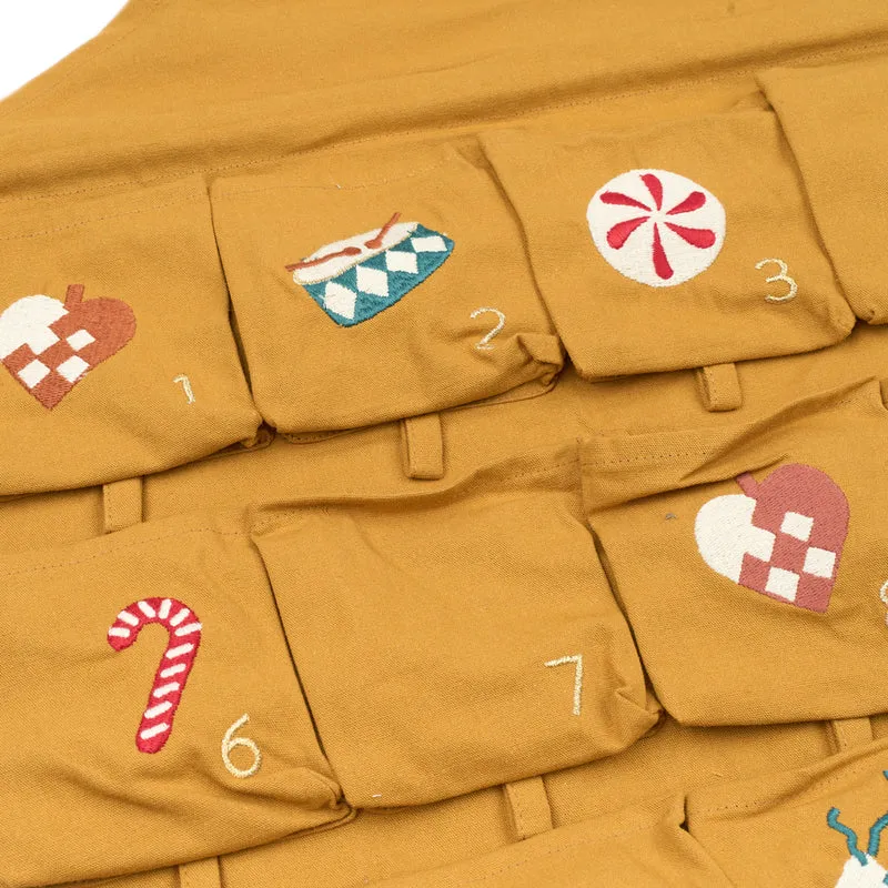 Wand-Adventskalender aus Bio Baumwolle mit Einstecktaschen, gestickte Motive