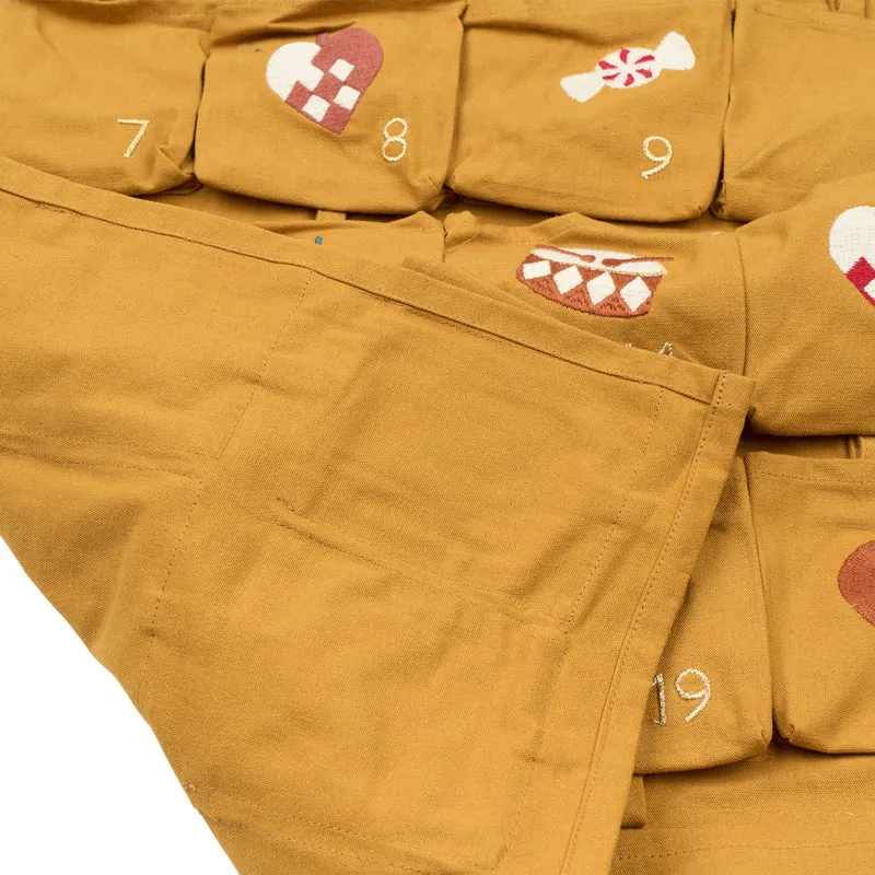 Wand-Adventskalender aus Bio Baumwolle mit Einstecktaschen, gestickte Motive