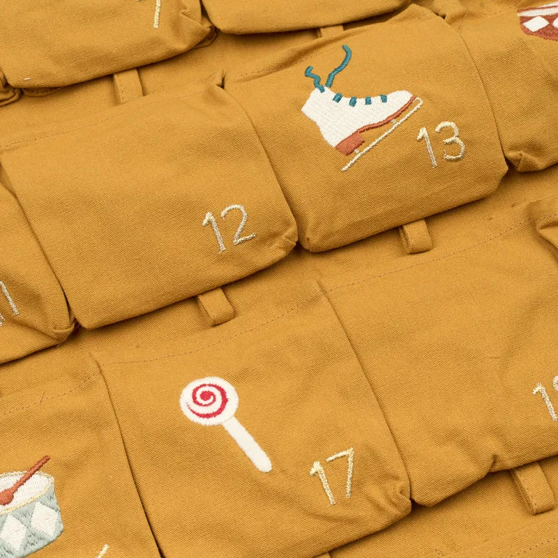 Wand-Adventskalender aus Bio Baumwolle mit Einstecktaschen, gestickte Motive