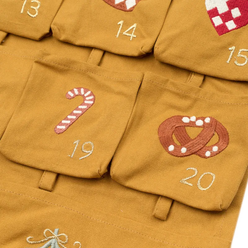 Wand-Adventskalender aus Bio Baumwolle mit Einstecktaschen, gestickte Motive
