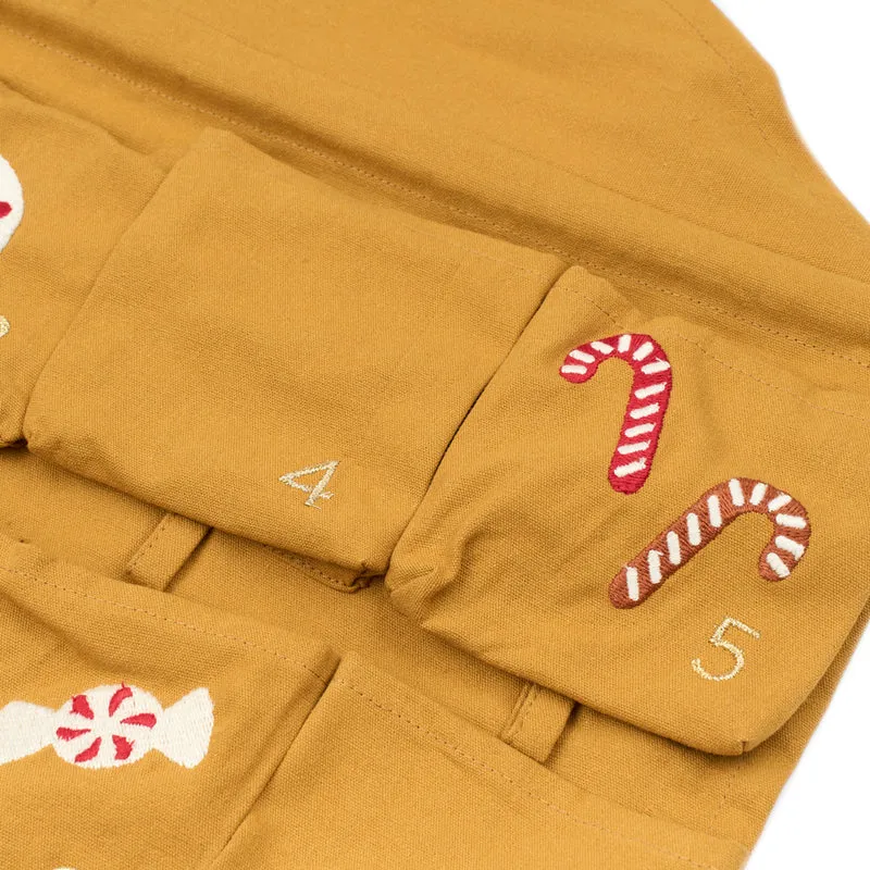 Wand-Adventskalender aus Bio Baumwolle mit Einstecktaschen, gestickte Motive