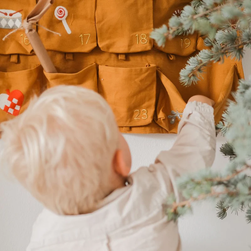Wand-Adventskalender aus Bio Baumwolle mit Einstecktaschen, gestickte Motive