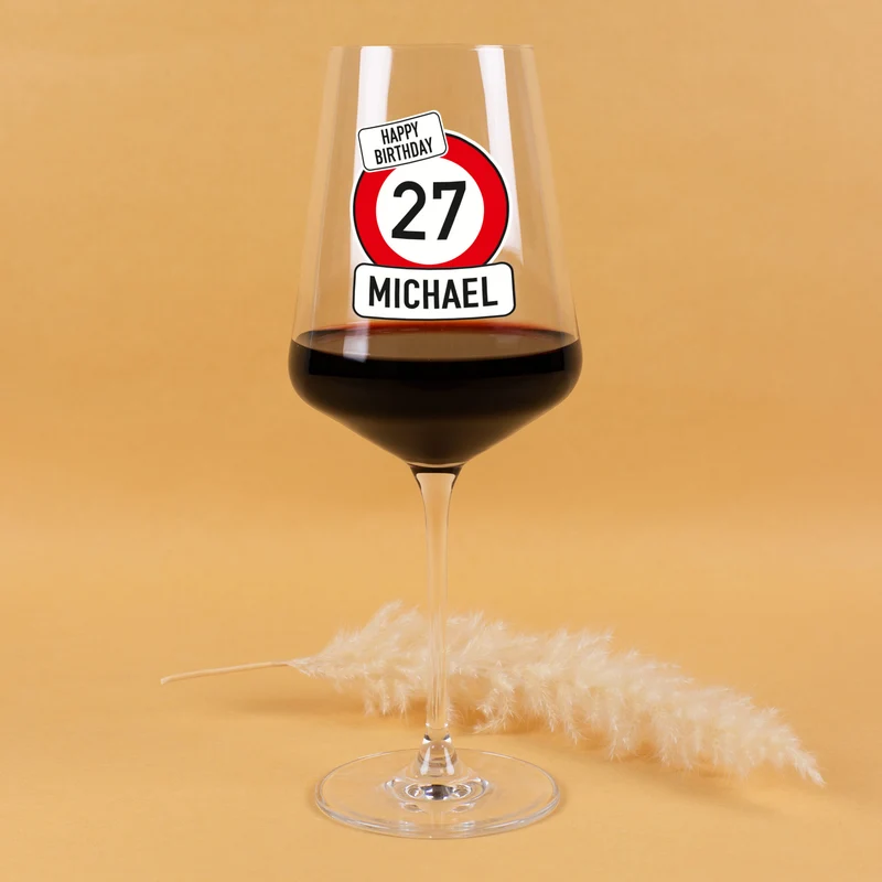 Personalisiertes Leonardo Weinglas zum Geburtstag mit Name & Alter im Verkehrszeichen-Design