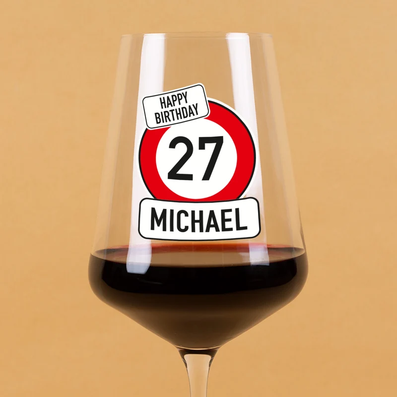 Personalisiertes Leonardo Weinglas zum Geburtstag mit Name & Alter im Verkehrszeichen-Design