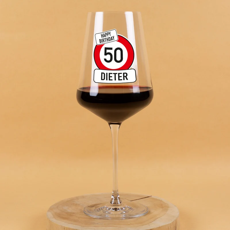 Personalisiertes Leonardo Weinglas zum Geburtstag mit Name & Alter im Verkehrszeichen-Design