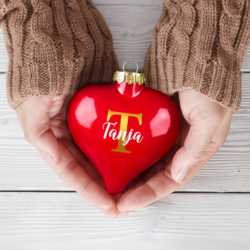 Christbaumkugel in Herzform personalisiert mit goldener Initiale und Name | Matt oder glänzend Rot