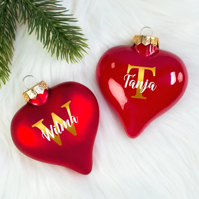 Christbaumkugel in Herzform personalisiert mit goldener Initiale und Name | Matt oder glänzend Rot