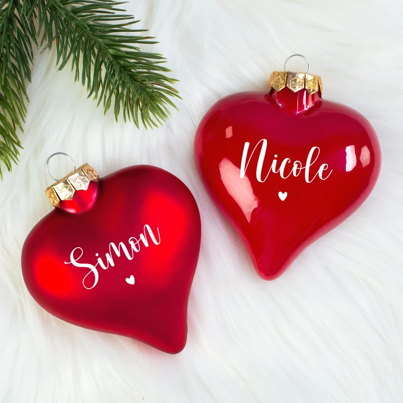 Christbaumkugel in Herzform personalisiert mit Name und Herz Motiv | Matt oder glänzend Rot