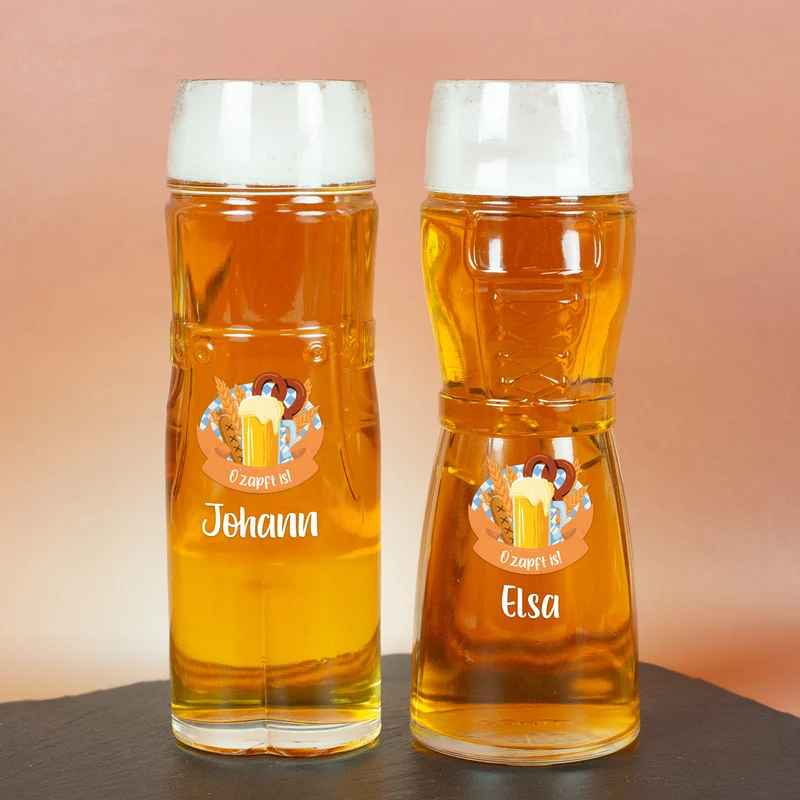 Personalisiertes Bierglas im Design einer Lederhose oder Dirndl mit Name und bayerischem Festmotiv