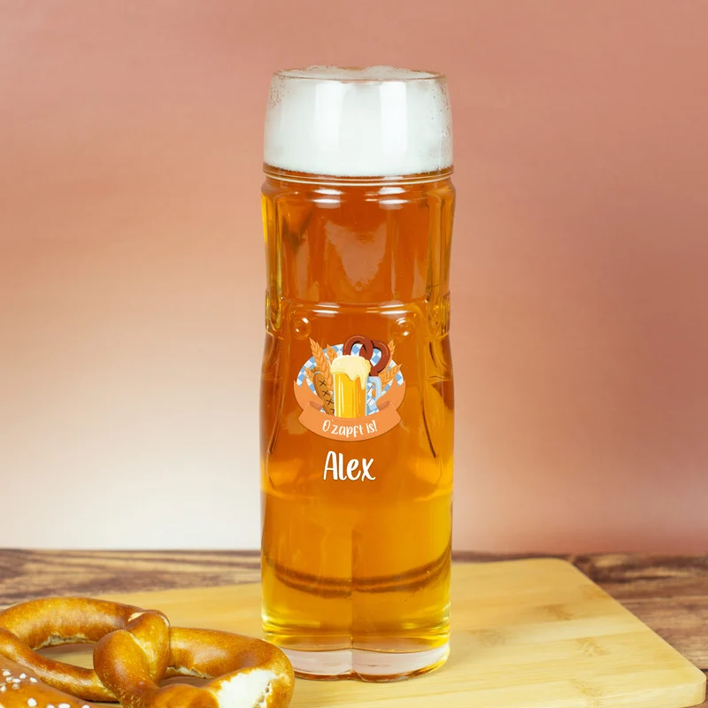 Personalisiertes Bierglas im Design einer Lederhose oder Dirndl mit Name und bayerischem Festmotiv