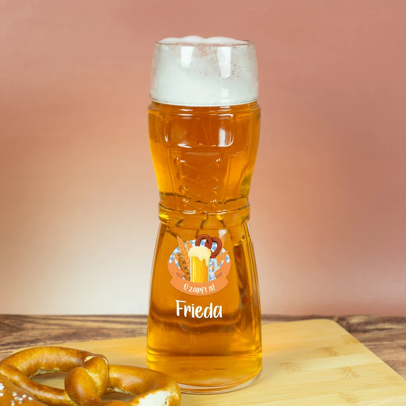 Personalisiertes Bierglas im Design einer Lederhose oder Dirndl mit Name und bayerischem Festmotiv
