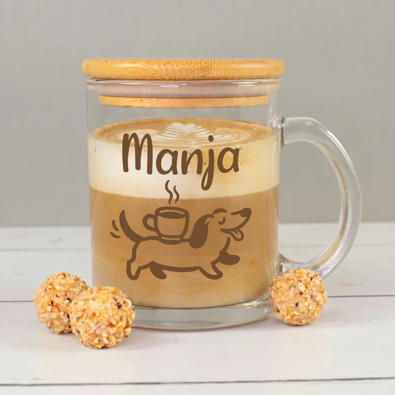Personalisierte Tasse aus Glas mit Holz Deckel | Teeglas mit Name & Dackel Motiv