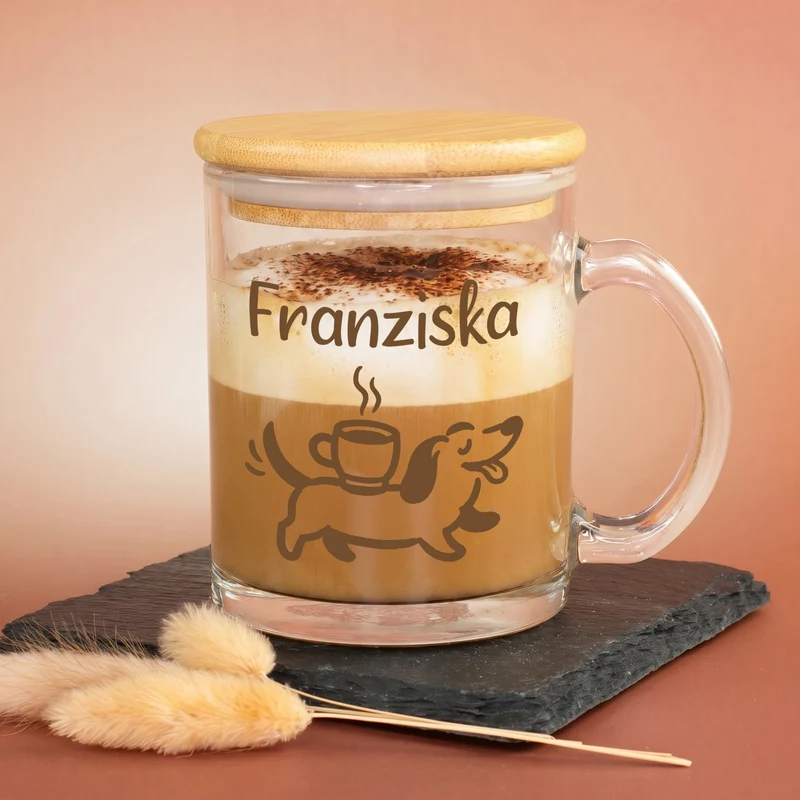 Personalisierte Tasse aus Glas mit Holz Deckel | Teeglas mit Name & Dackel Motiv