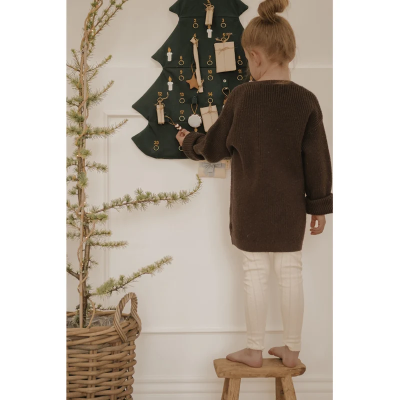 Adventskalender Weihnachtsbaum aus Bio Baumwolle, gestickte Motive