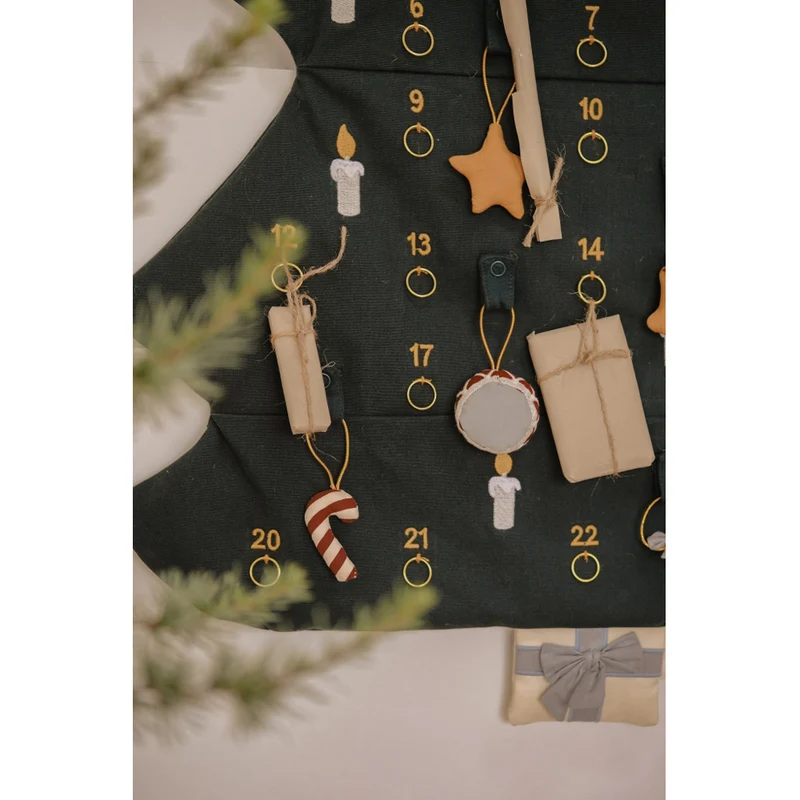 Adventskalender Weihnachtsbaum aus Bio Baumwolle, gestickte Motive
