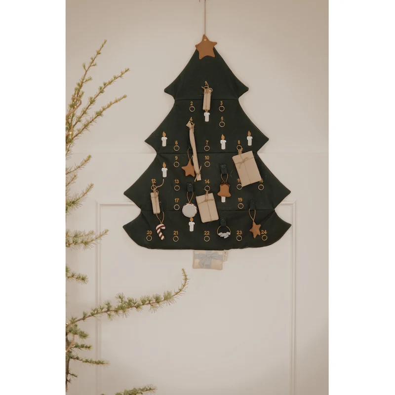 Adventskalender Weihnachtsbaum aus Bio Baumwolle, gestickte Motive