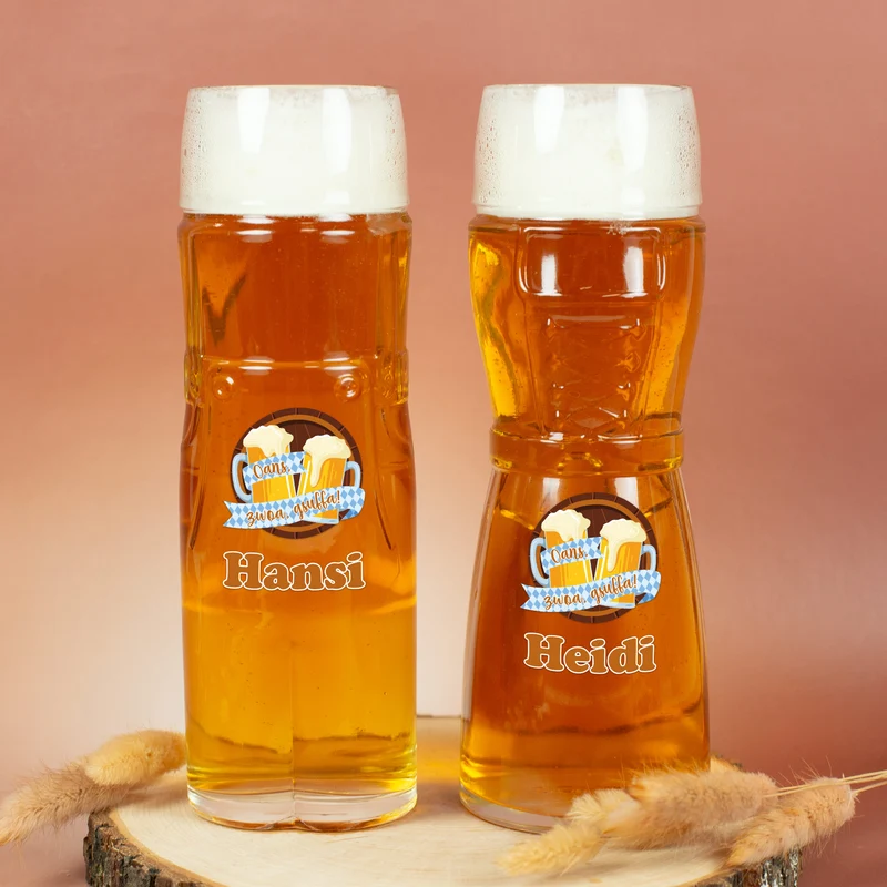 Personalisiertes Bierglas im Design einer Lederhose oder Dirndl mit Name | Oans, zwoa, gsuffa!
