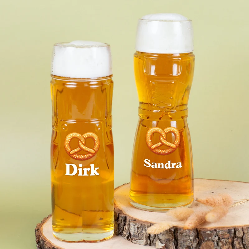 Personalisiertes Bierglas im Design einer Lederhose oder Dirndl mit Name | Brezel Motiv