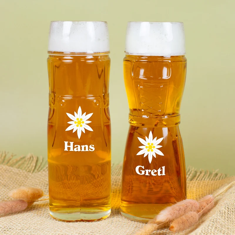 Personalisiertes Bierglas im Design einer Lederhose oder Dirndl mit Name | Edelweiß Motiv