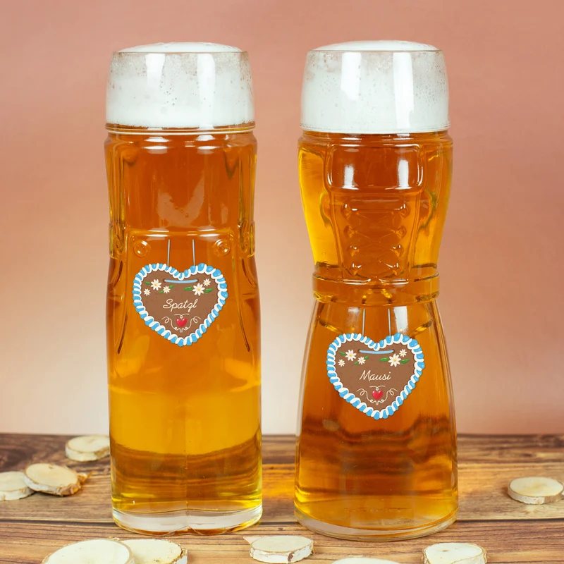 Personalisiertes Bierglas mit Name im Design einer Lederhose oder Dirndl und Lebkuchenherz Motiv