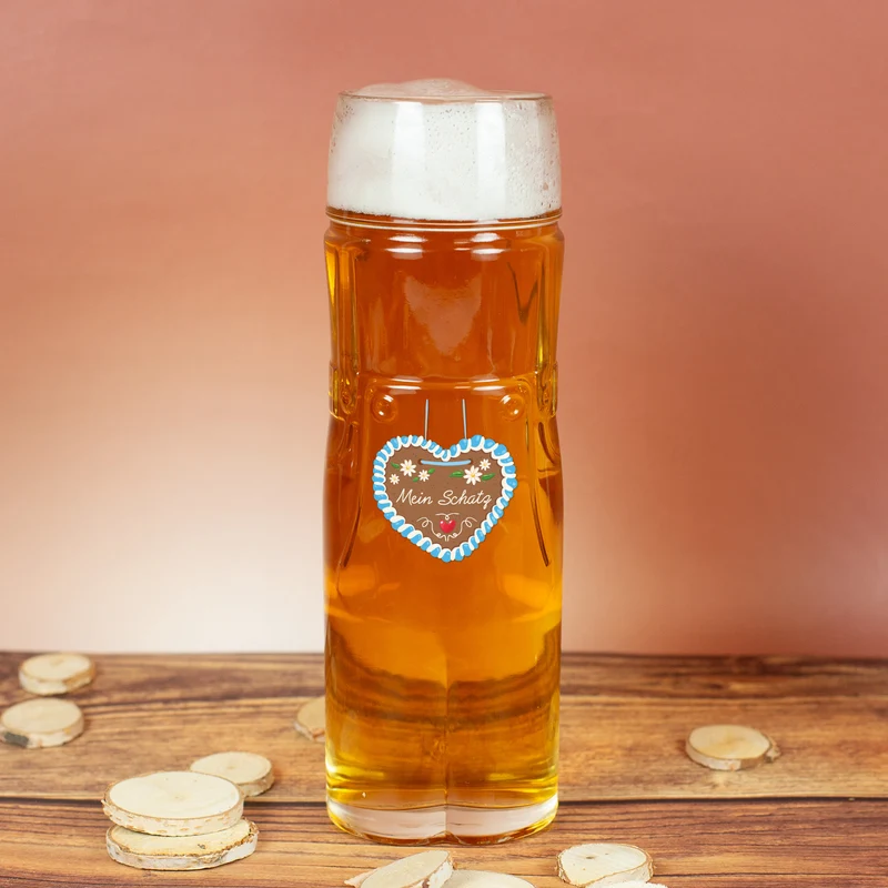 Personalisiertes Bierglas mit Name im Design einer Lederhose oder Dirndl und Lebkuchenherz Motiv