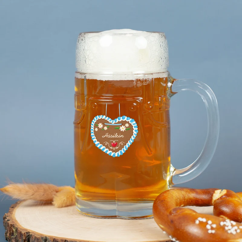 Bierkrug in Lederhosenoptik personalisiert mit Name und Lebkuchenherz Motiv | Bierglas 0,5l