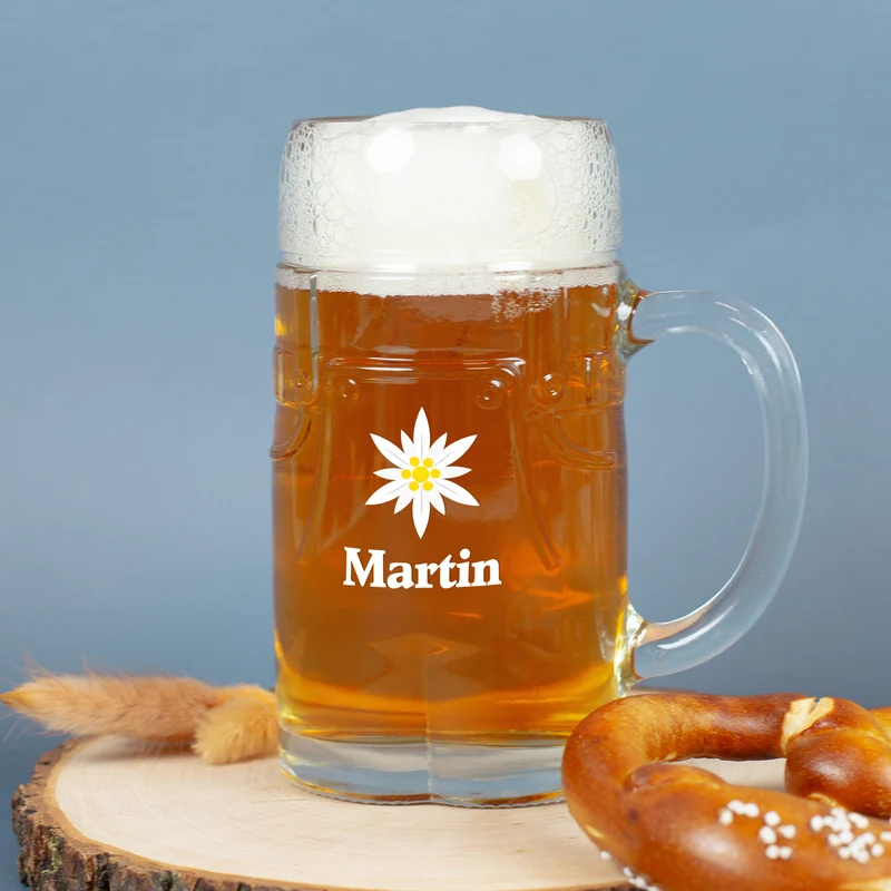 Personalisierter Bierkrug im Lederhosen Design mit Edelweiß Motiv | Bierglas mit Name 0,5l