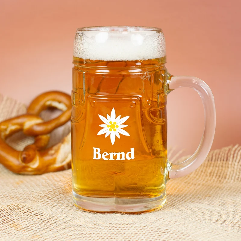 Personalisierter Bierkrug im Lederhosen Design mit Edelweiß Motiv | Bierglas mit Name 0,5l