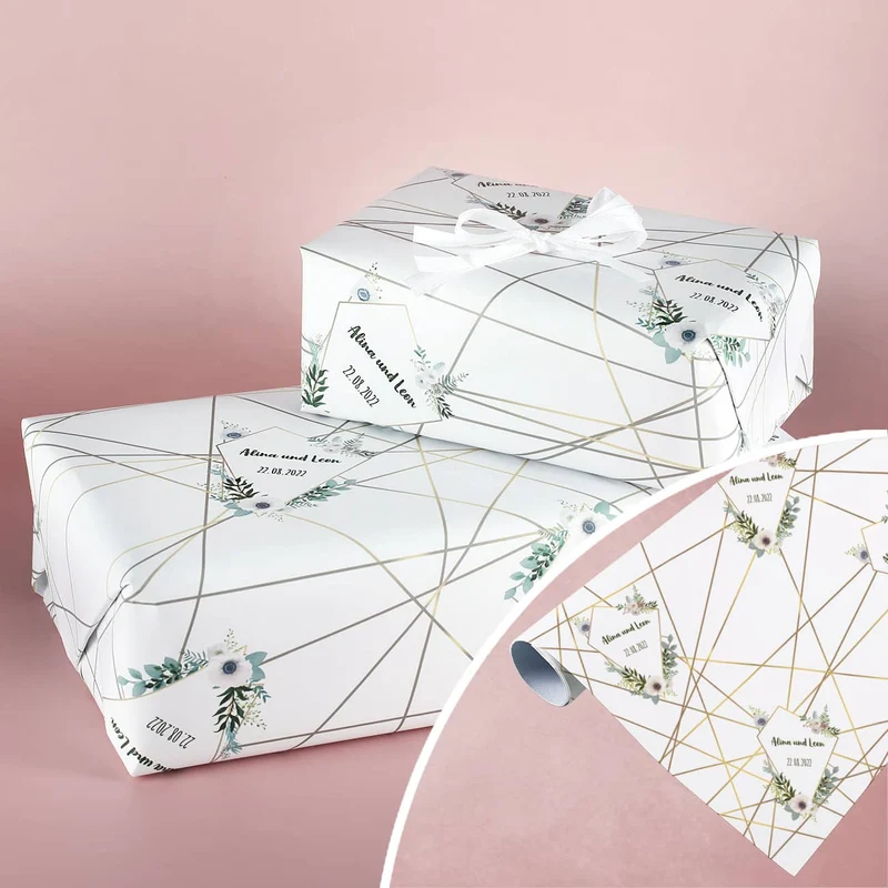 Bedrucktes Geschenkpapier zur Hochzeit mit Blüten Name und Datum