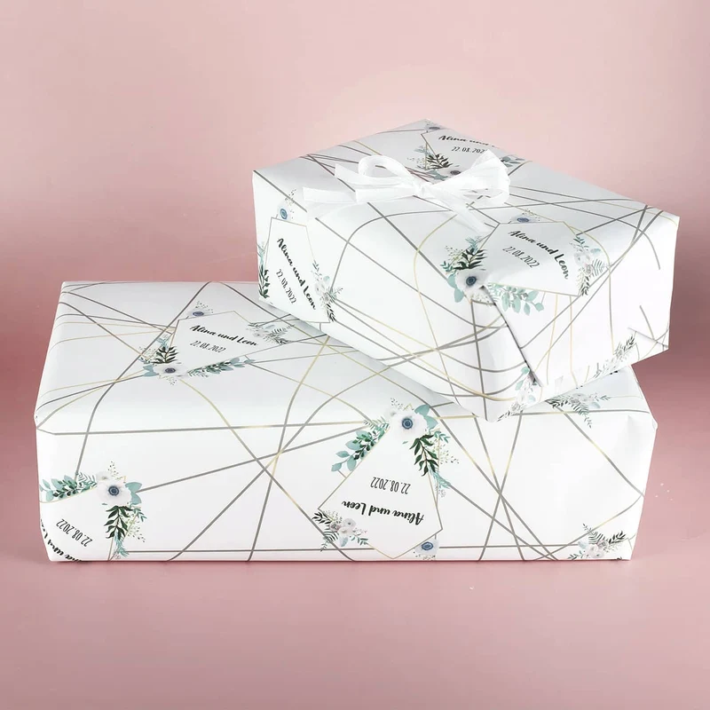 Bedrucktes Geschenkpapier zur Hochzeit mit Blüten Name und Datum