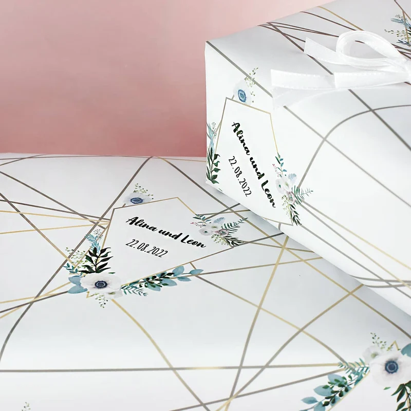 Bedrucktes Geschenkpapier zur Hochzeit mit Blüten Name und Datum