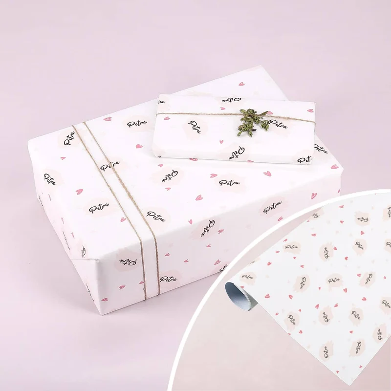 Geschenkpapier mit Herzchen und Wunschname